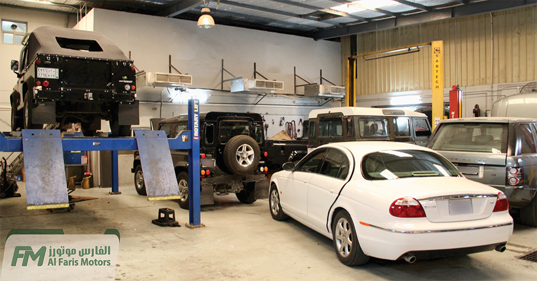 Land Rovers and Jaguars meet at the same place.